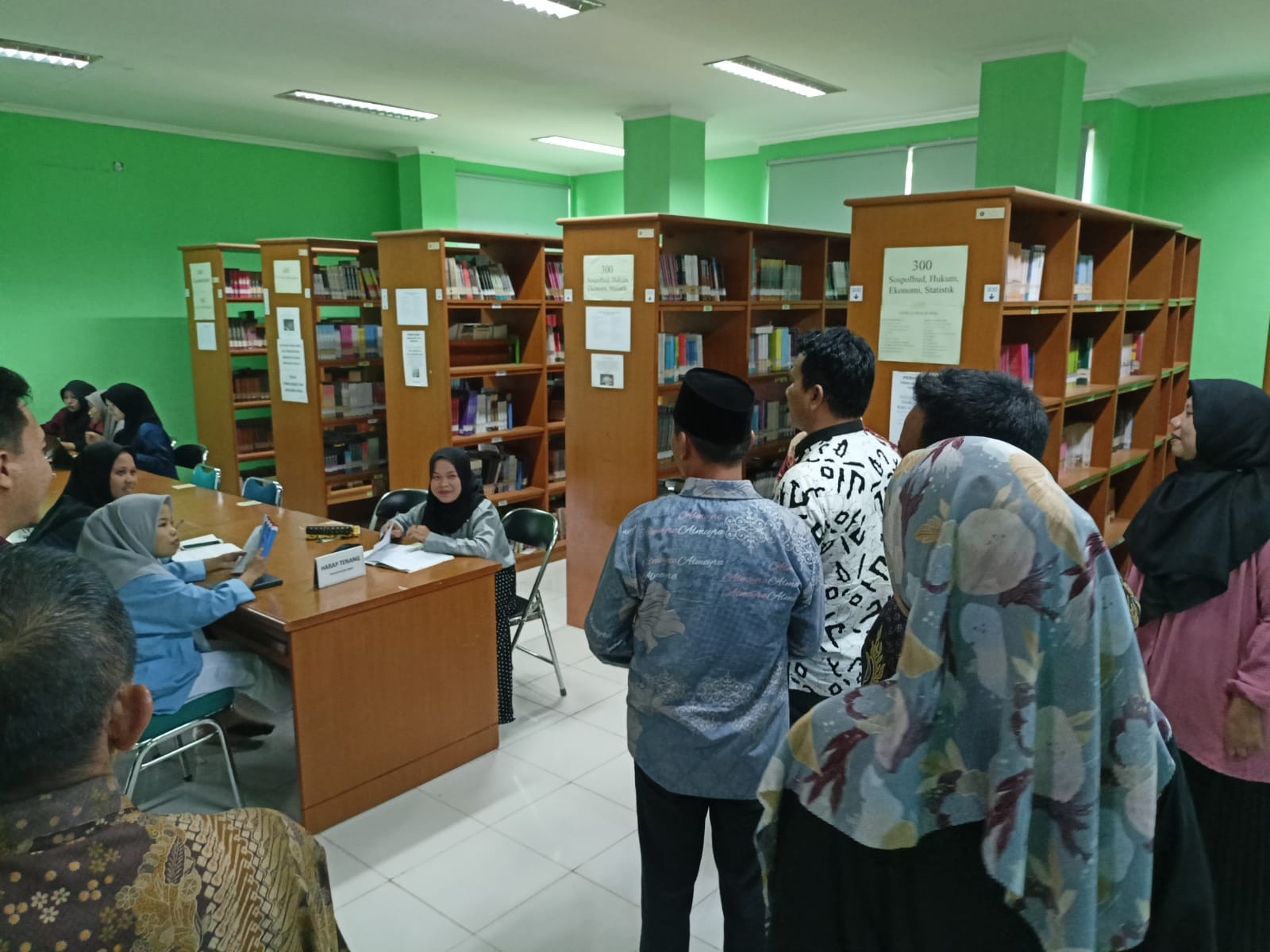 para rombongan anggota Komisi II DPRD Kab. Bangka Selatan berinteraksi dengan pada pemustaka